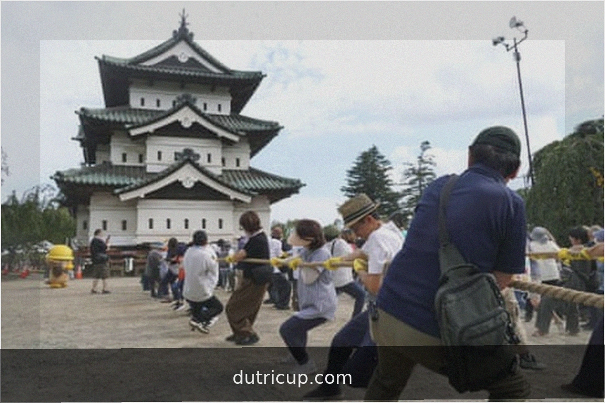 Japón: 1.800 personas mueven un castillo de 360 toneladas con cuerdas y rodillos