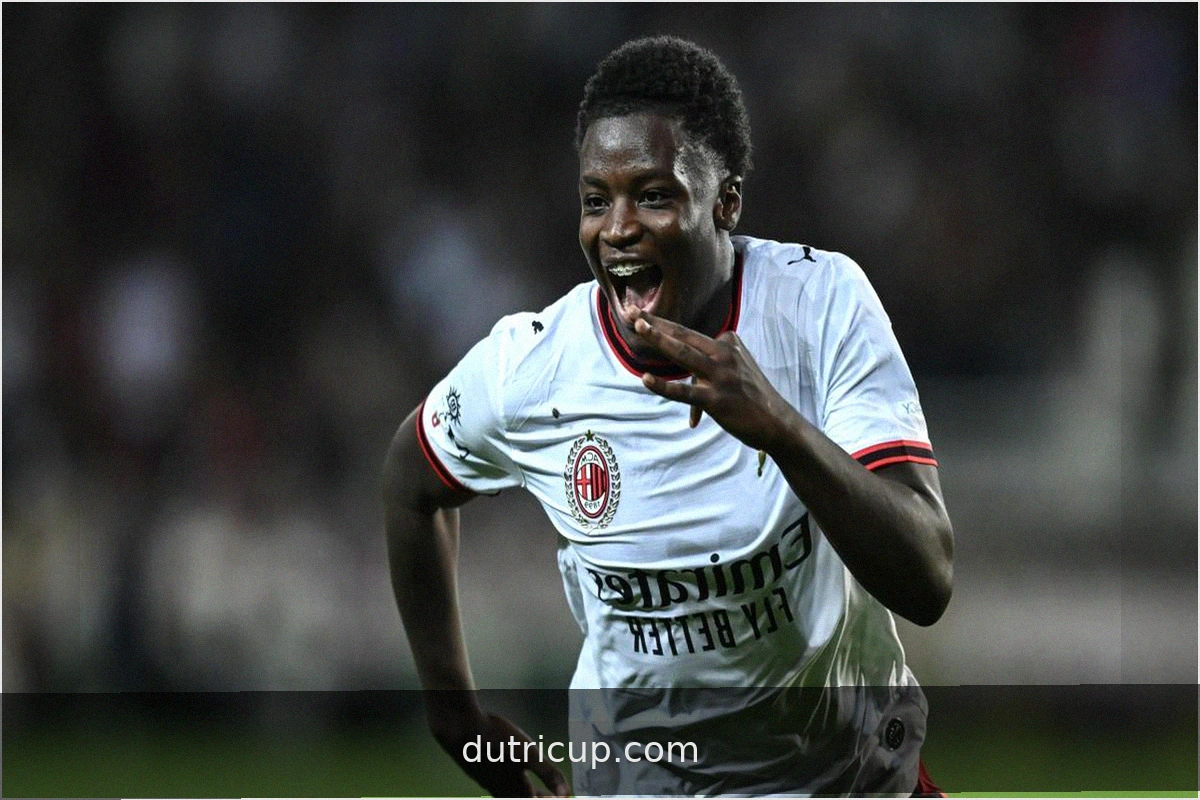 Cissè celebra la victoria del Milan y dedica su gol